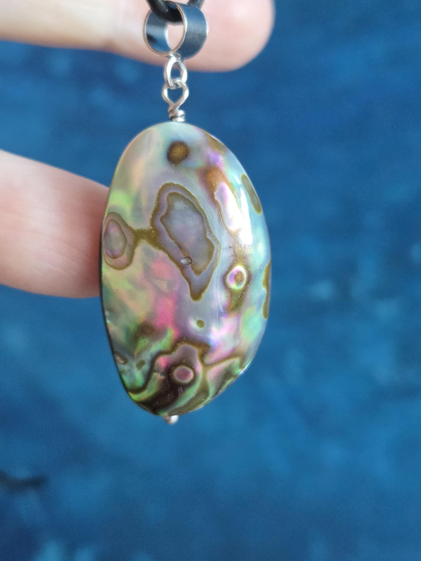 Abalone Perlmutt Muschel, Paua Seeohr, See Opal Silber Anhänger 45 x 20 x 12 mm, an verstellbarem Lederband, Kunsthandwerk, Designer Schmuck