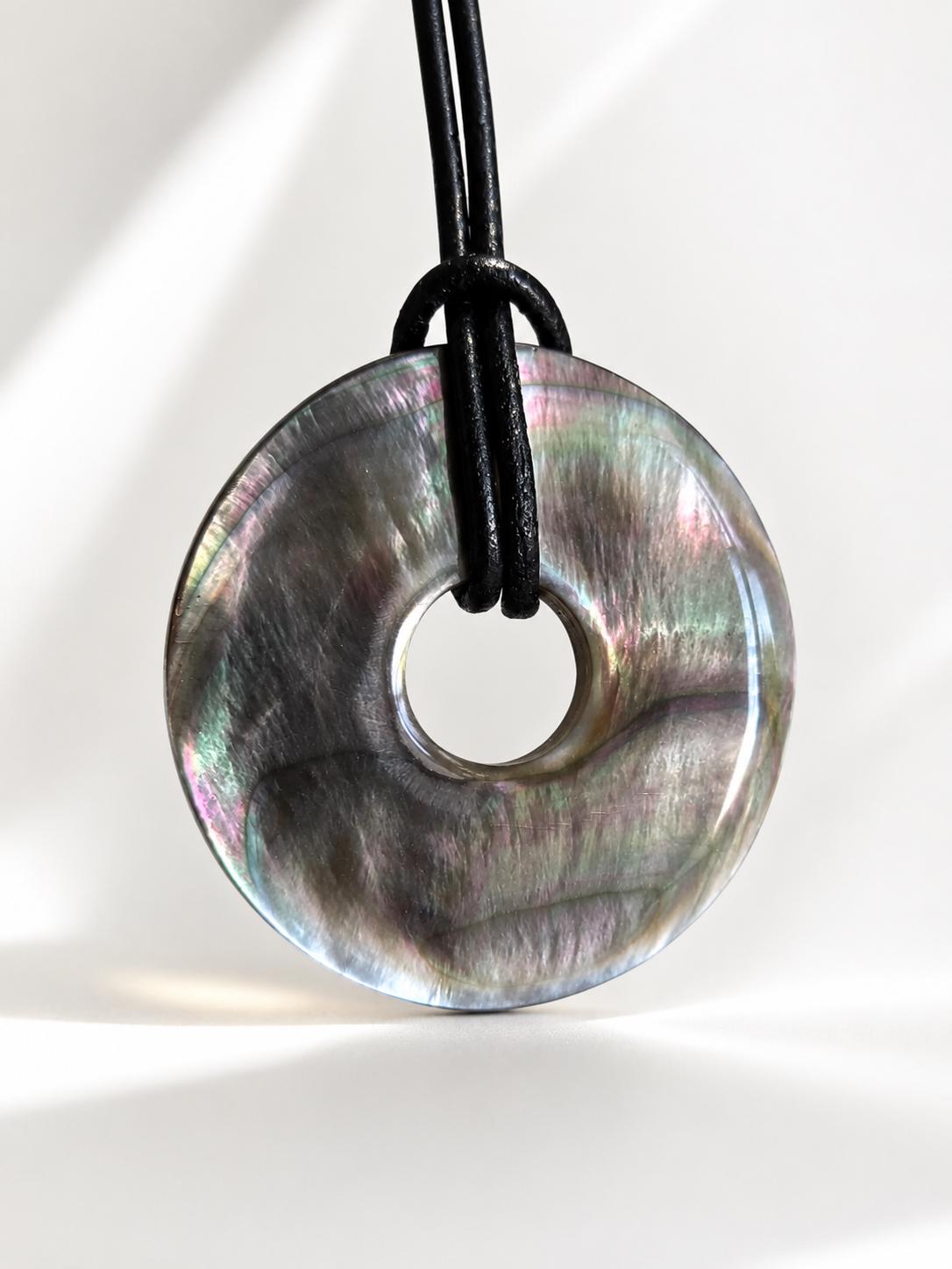 Dunkele Perlmutt Abalone Muschel, See Opal, Donut Anhänger, 36 x 5 mm, an verstellbarem Lederband