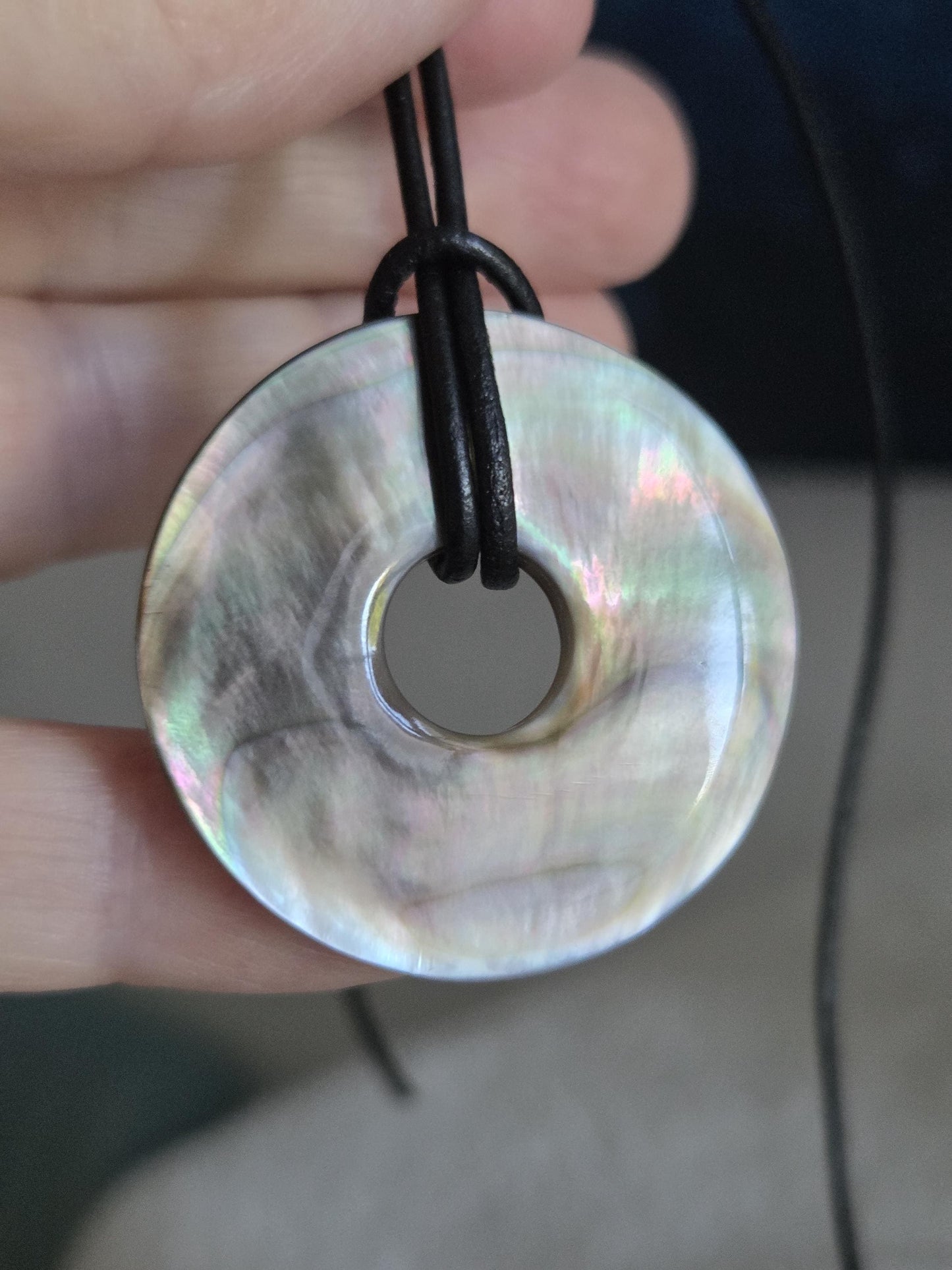 Dunkele Perlmutt Abalone Muschel, See Opal, Donut Anhänger, 36 x 5 mm, an verstellbarem Lederband
