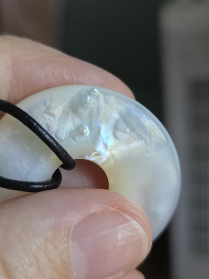 Hochwertiger Perlmutt weiß Donut White Lip mit Tiefenglanz Seeopal , Anhänger 35 x 6 mm, an verstellbarem Lederband