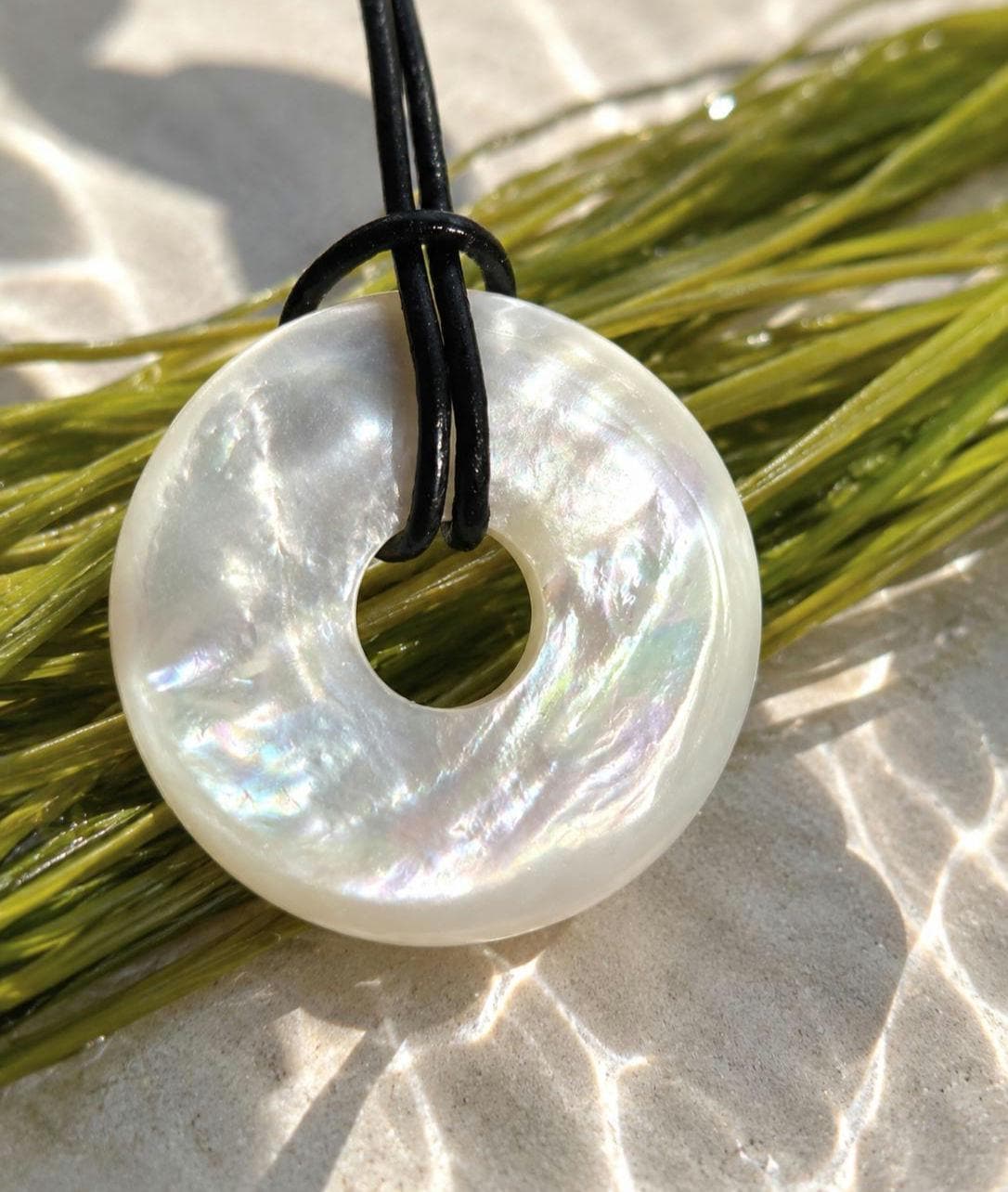 Hochwertiger Perlmutt weiß Donut White Lip mit Tiefenglanz Seeopal , Anhänger 35 x 6 mm, an verstellbarem Lederband