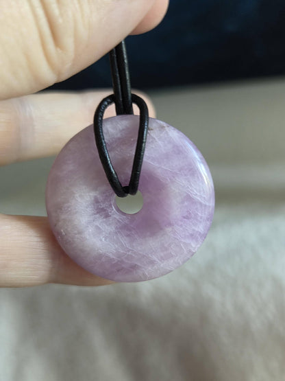 Kunzit Donut Kristall Anhänger, 33 x 8 mm, an verstellbarem Lederband, spiritueller Schmuck Herzchakra Selbstliebe