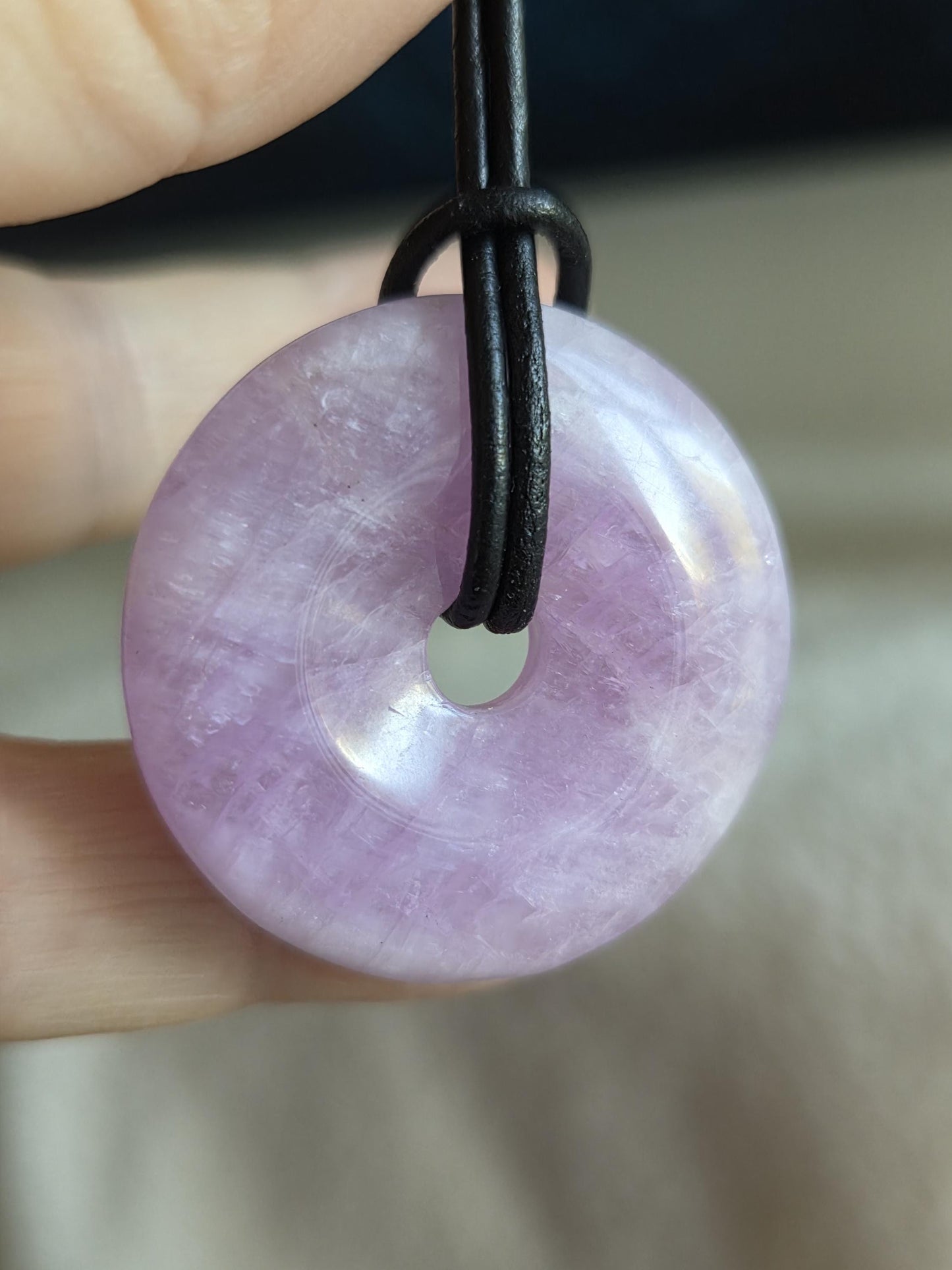 Kunzit Donut Kristall Anhänger, 33 x 8 mm, an verstellbarem Lederband, spiritueller Schmuck Herzchakra Selbstliebe