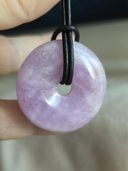 Kunzit Donut Kristall Anhänger, 33 x 8 mm, an verstellbarem Lederband, spiritueller Schmuck Herzchakra Selbstliebe