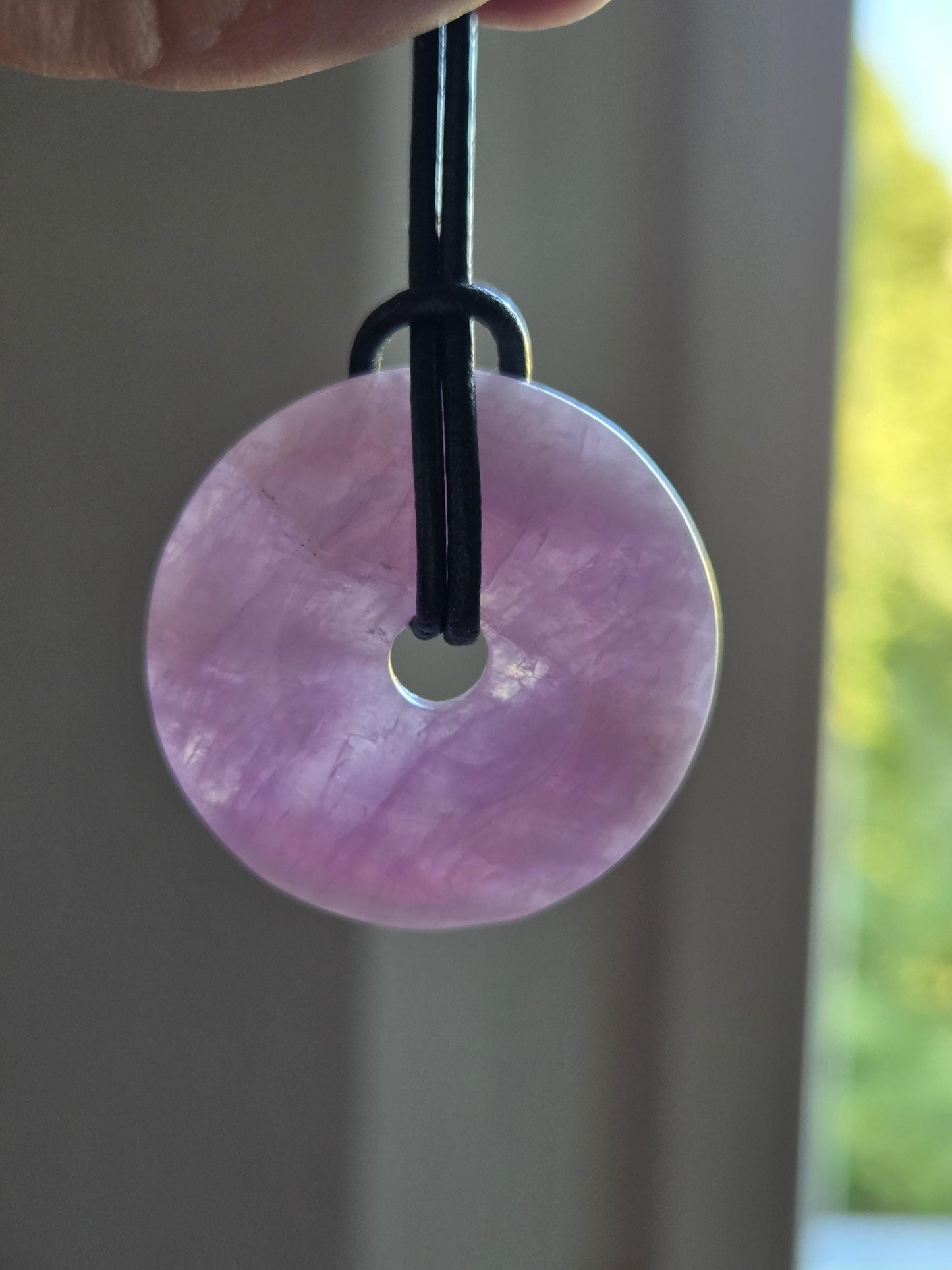 Kunzit Donut Kristall Anhänger, 33 x 8 mm, an verstellbarem Lederband, spiritueller Schmuck Herzchakra Selbstliebe