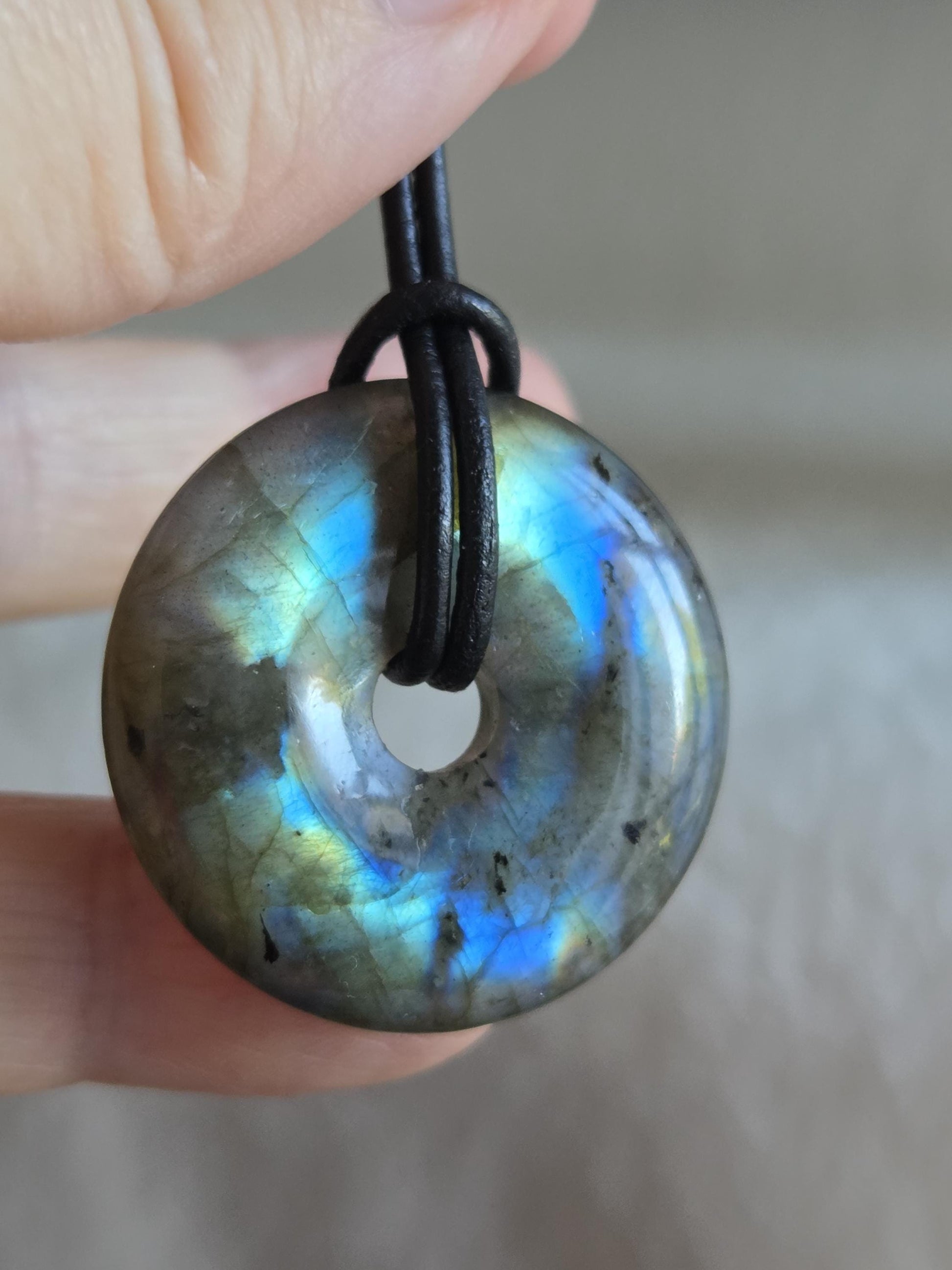 Labradorit blau grün Donut grün blauer Labradorit Anhänger, 30 x 6 mm, gebohrt, an verstellbarem Lederband