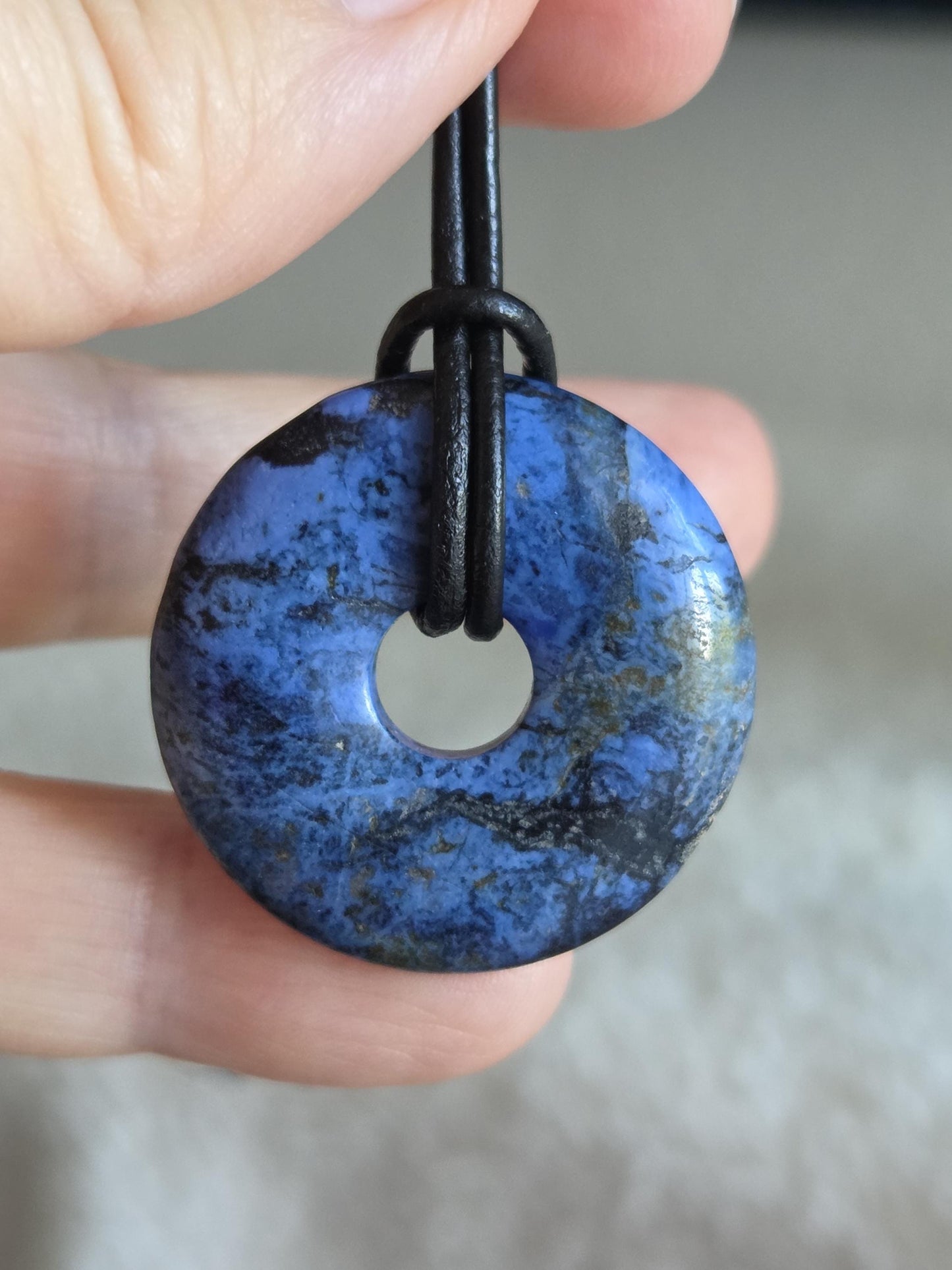 Dumortierit Donut Anhänger, Anti Stress Stein, 31 x 8 mm, an verstellbarem Lederband, Achtsamkeit, Halschakra Stirnchakra