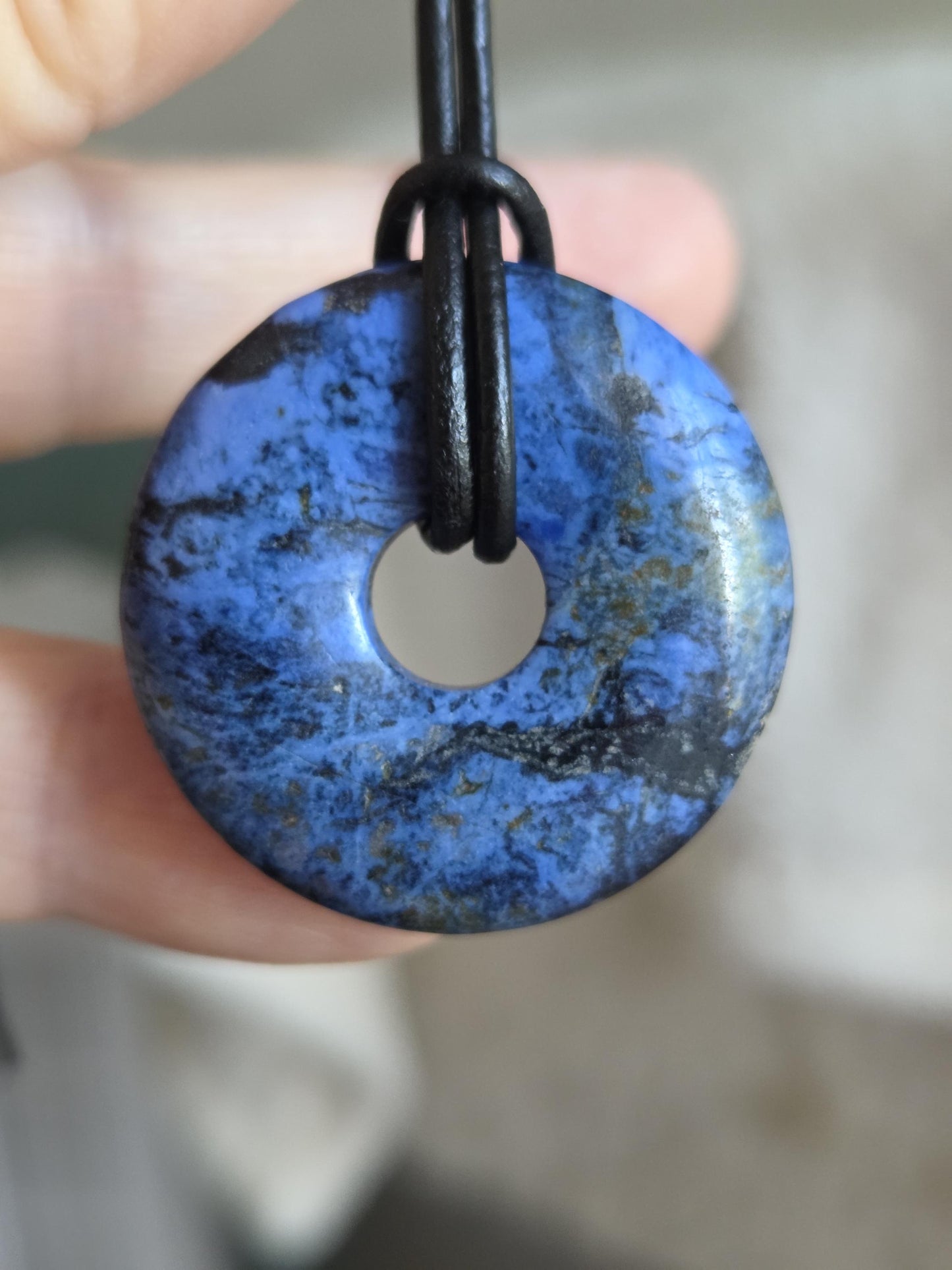 Dumortierit Donut Anhänger, Anti Stress Stein, 31 x 8 mm, an verstellbarem Lederband, Achtsamkeit, Halschakra Stirnchakra