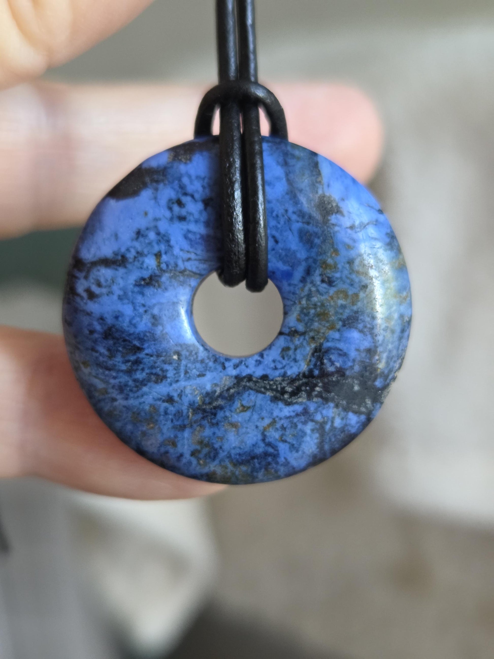 Dumortierit Donut Anhänger, Anti Stress Stein, 31 x 8 mm, an verstellbarem Lederband, Achtsamkeit, Halschakra Stirnchakra