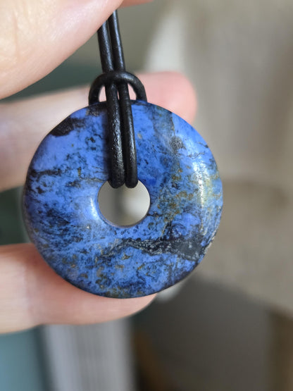 Dumortierit Donut Anhänger, Anti Stress Stein, 31 x 8 mm, an verstellbarem Lederband, Achtsamkeit, Halschakra Stirnchakra