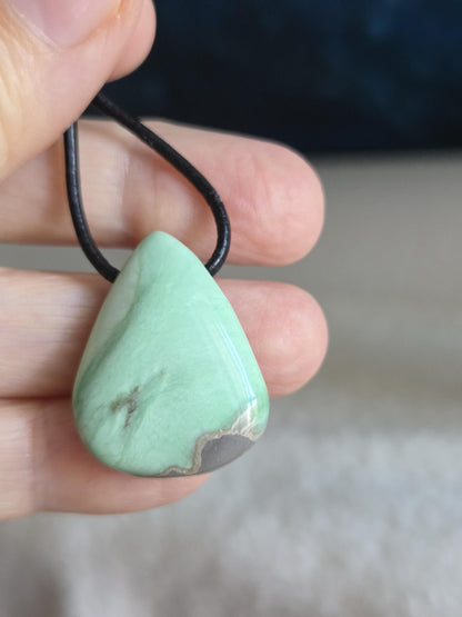 Seltener Variscit, Variscite, Variszit Anhänger, 29 x 23 x 9 mm, gebohrt, an verstellbarem Lederband