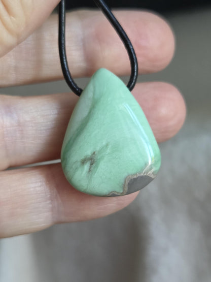 Seltener Variscit, Variscite, Variszit Anhänger, 29 x 23 x 9 mm, gebohrt, an verstellbarem Lederband