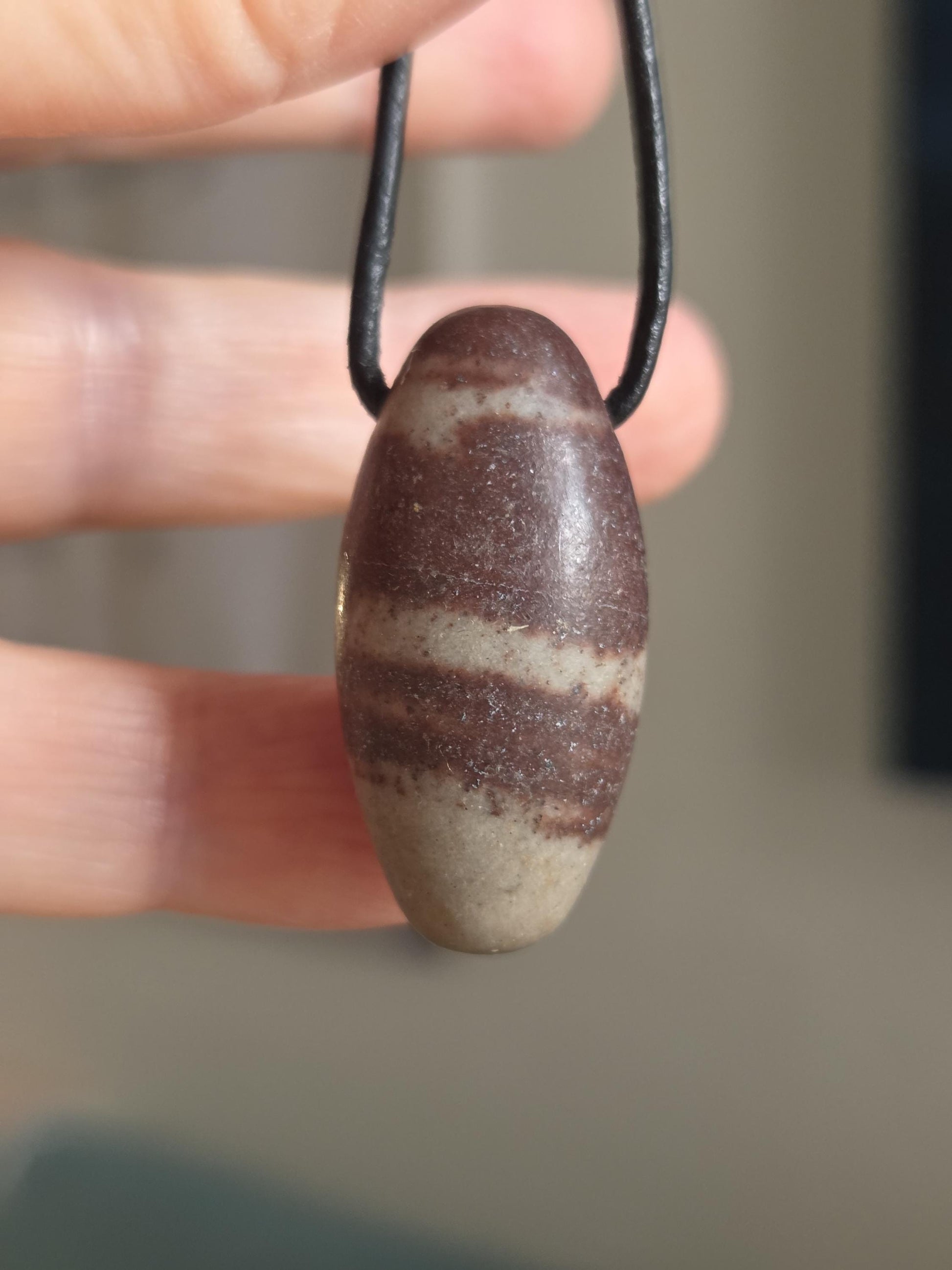 Shiva Lingam, Anhänger, 33 x 18 mm, gebohrt, an verstellbarem Lederband