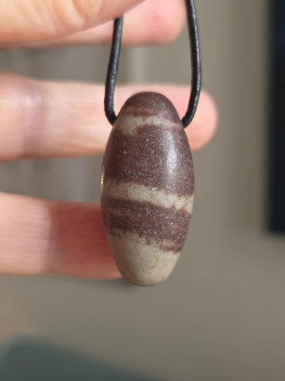 Shiva Lingam, Anhänger, 33 x 18 mm, gebohrt, an verstellbarem Lederband