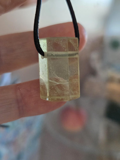 Großer Heliodor gelb grüner Beryll Goldberyll hexagonal Kristall Stäbchen, Anhänger, 23 x 14 x 15 mm, gebohrt, an verstellbarem Lederband