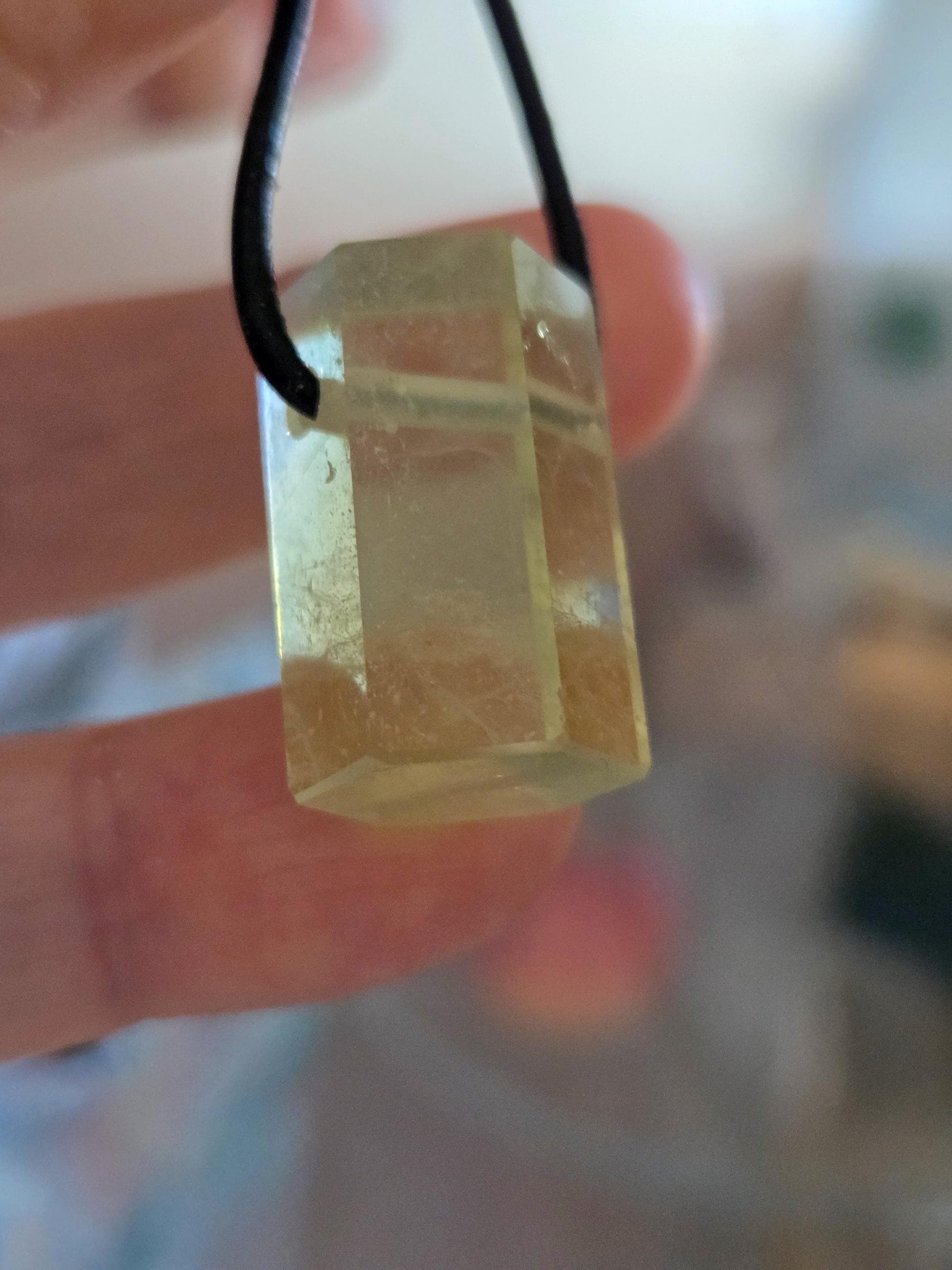 Großer Heliodor gelb grüner Beryll Goldberyll hexagonal Kristall Stäbchen, Anhänger, 23 x 14 x 15 mm, gebohrt, an verstellbarem Lederband