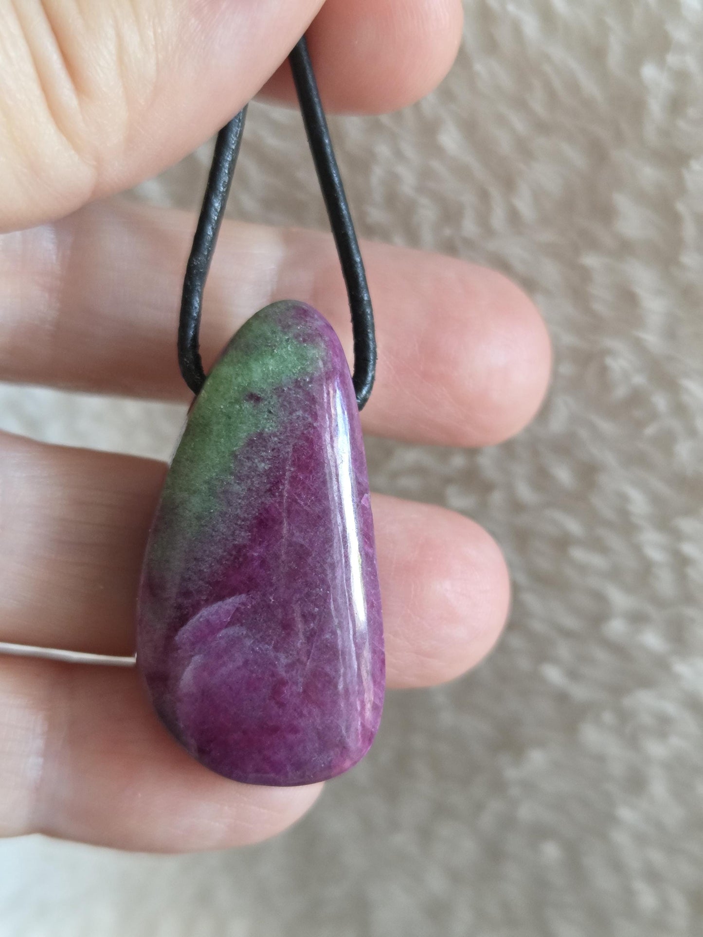 Feiner Rubin Zoisit, Anhänger, 36 x 19 x 9 mm, gebohrt, an verstellbarem Lederband