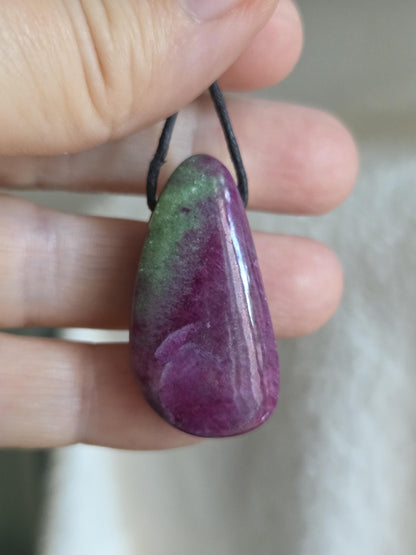 Feiner Rubin Zoisit, Anhänger, 36 x 19 x 9 mm, gebohrt, an verstellbarem Lederband