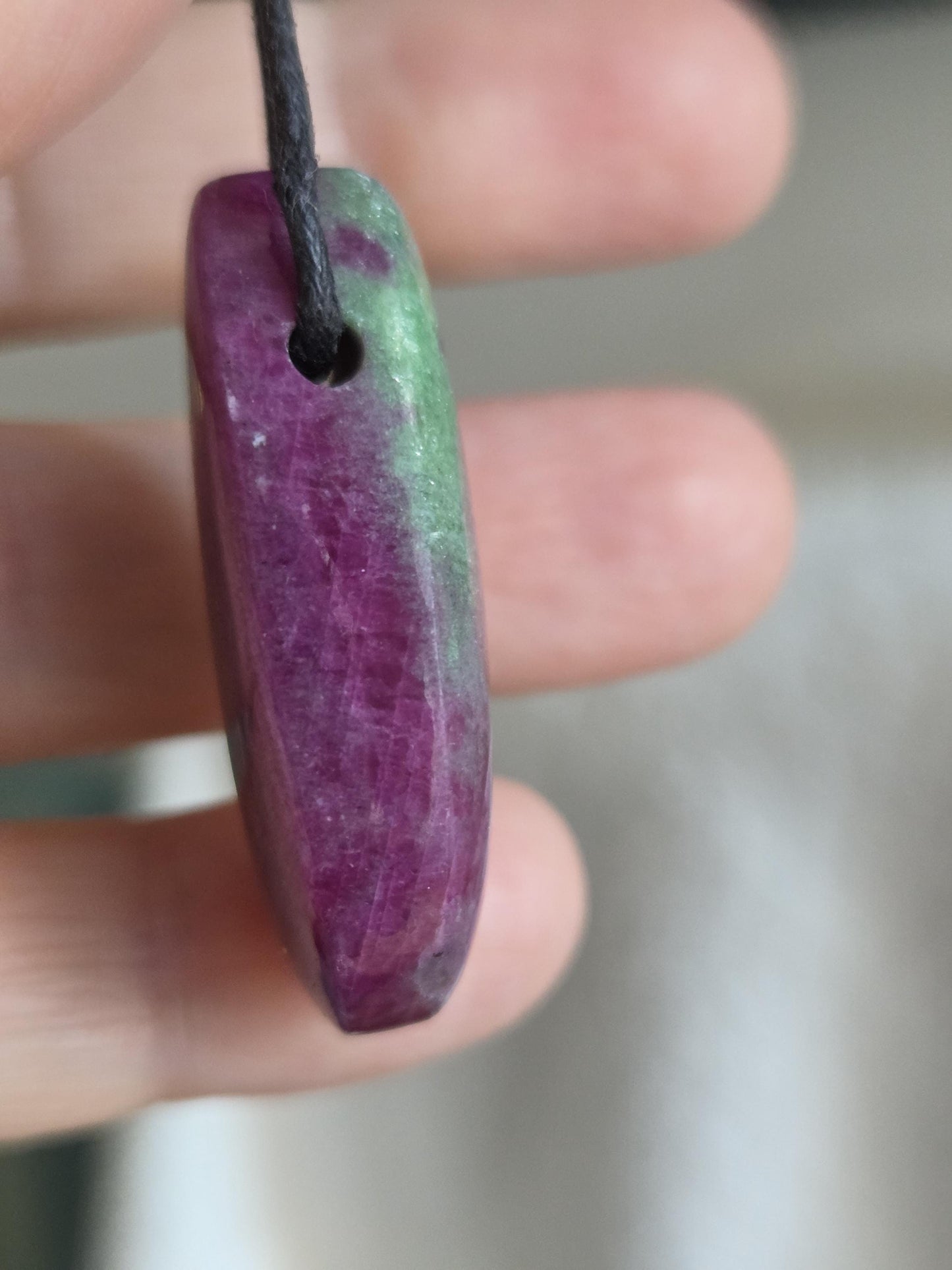 Feiner Rubin Zoisit, Anhänger, 36 x 19 x 9 mm, gebohrt, an verstellbarem Lederband