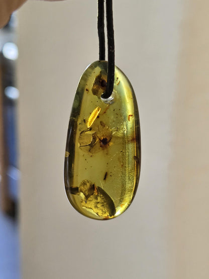 Großer baltischer Bernstein Anhänger, Amulett, Amber pendant, 44 x 22 x 9 mm, an verstellbarem Lederband, Inclusen