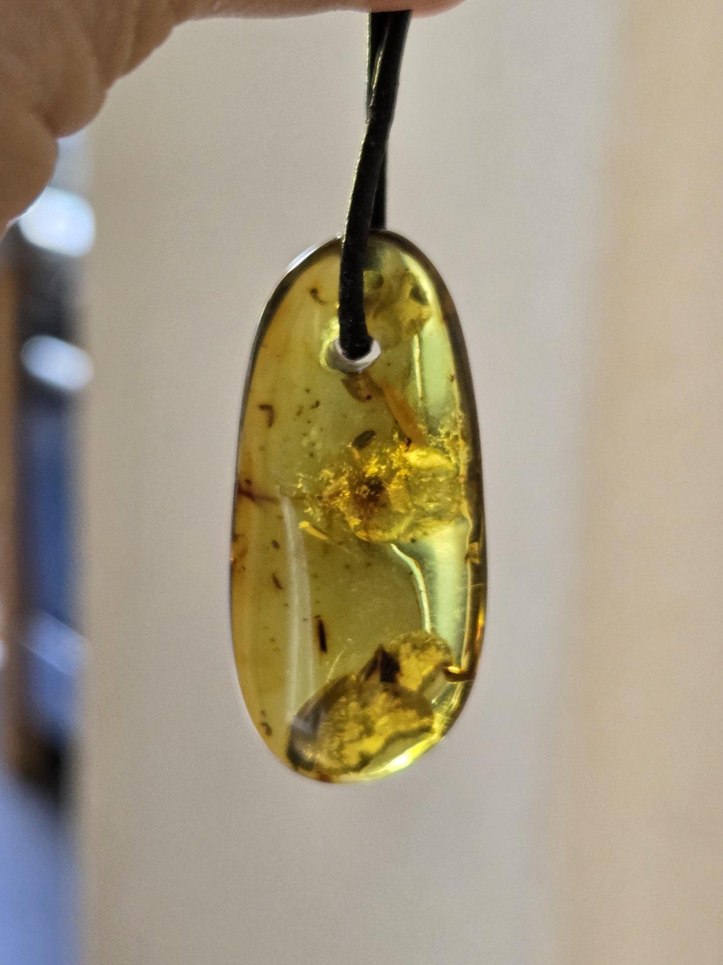 Großer baltischer Bernstein Anhänger, Amulett, Amber pendant, 44 x 22 x 9 mm, an verstellbarem Lederband, Inclusen