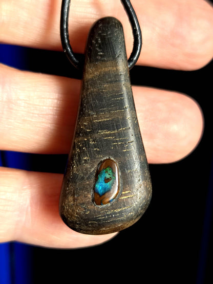 Ebenholz mit Boulder Opal, Opal Holz Anhänger, 40 x 17 x 8 mm, gebohrt, an verstellbarem Lederband Baumperle Baumperlen
