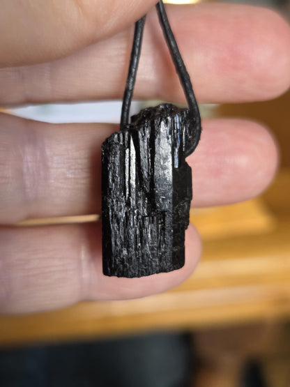 Schwarzer Turmalin Schörl Anhänger, Kristall Mehrfachspitze, roh belassen, 26 x 13 x 16 mm, an verstellbarem Lederband