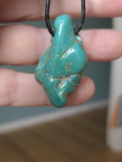 Echter Türkis Anhänger Nugget, 37 x 25 x 15 mm, gebohrt, an verstellbarem Lederband