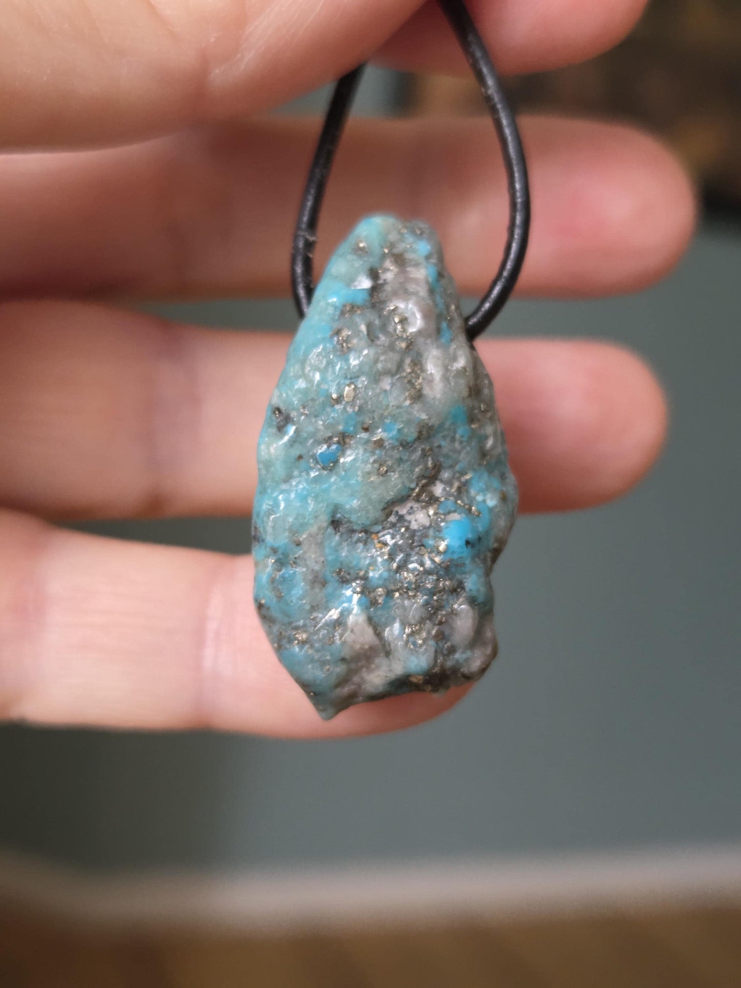 Echter Türkis Anhänger Nugget getrommelt ,Arizona, "Sleeping Beauty", 36 x 20 x 16 mm, gebohrt, an verstellbarem Lederband