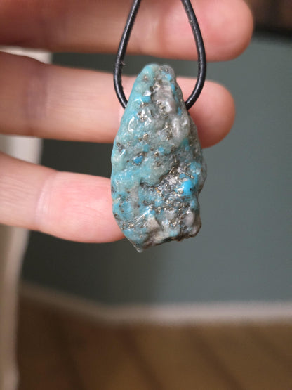 Echter Türkis Anhänger Nugget getrommelt ,Arizona, "Sleeping Beauty", 36 x 20 x 16 mm, gebohrt, an verstellbarem Lederband