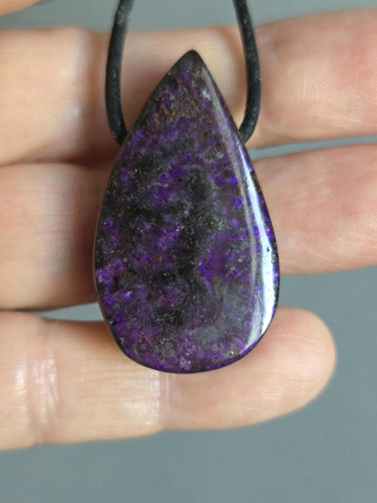 Sugilith Anhänger, 37 x 21 x 10 mm, gebohrt, an verstellbarem Lederband, sugilite, Kronenchakra Stirnchakra