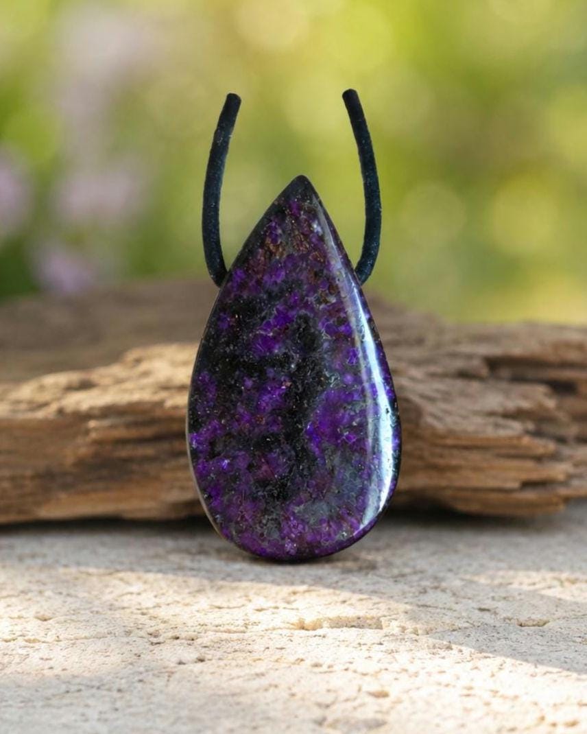 Sugilith Anhänger, 37 x 21 x 10 mm, gebohrt, an verstellbarem Lederband, sugilite, Kronenchakra Stirnchakra