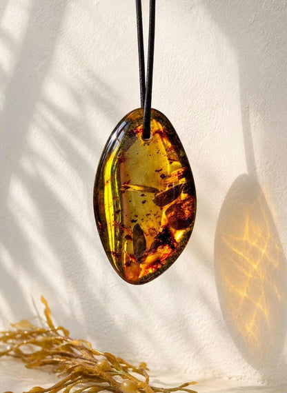 Großer baltischer Bernstein Anhänger, Amulett, Amber pendant, 42 x 25 x 12 mm, an verstellbarem Lederband, Inclusen