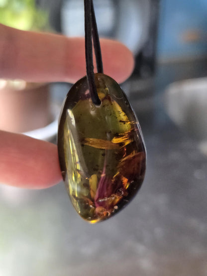 Großer baltischer Bernstein Anhänger, Amulett, Amber pendant, 42 x 25 x 12 mm, an verstellbarem Lederband, Inclusen