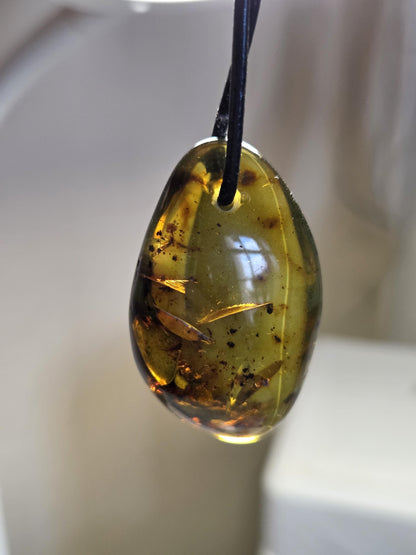 Großer baltischer Bernstein Anhänger, Amulett, Amber pendant, 42 x 25 x 12 mm, an verstellbarem Lederband, Inclusen