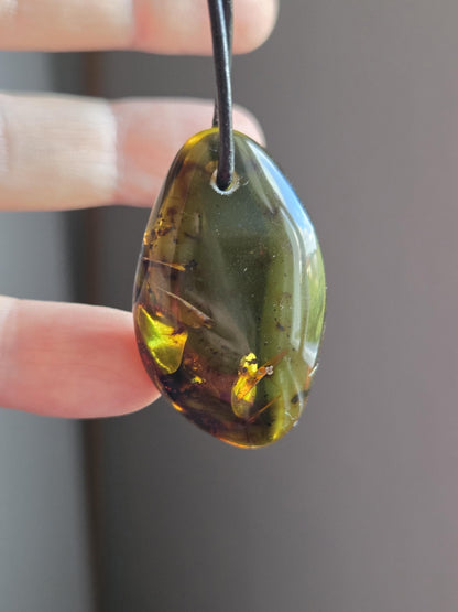 Großer baltischer Bernstein Anhänger, Amulett, Amber pendant, 42 x 25 x 12 mm, an verstellbarem Lederband, Inclusen