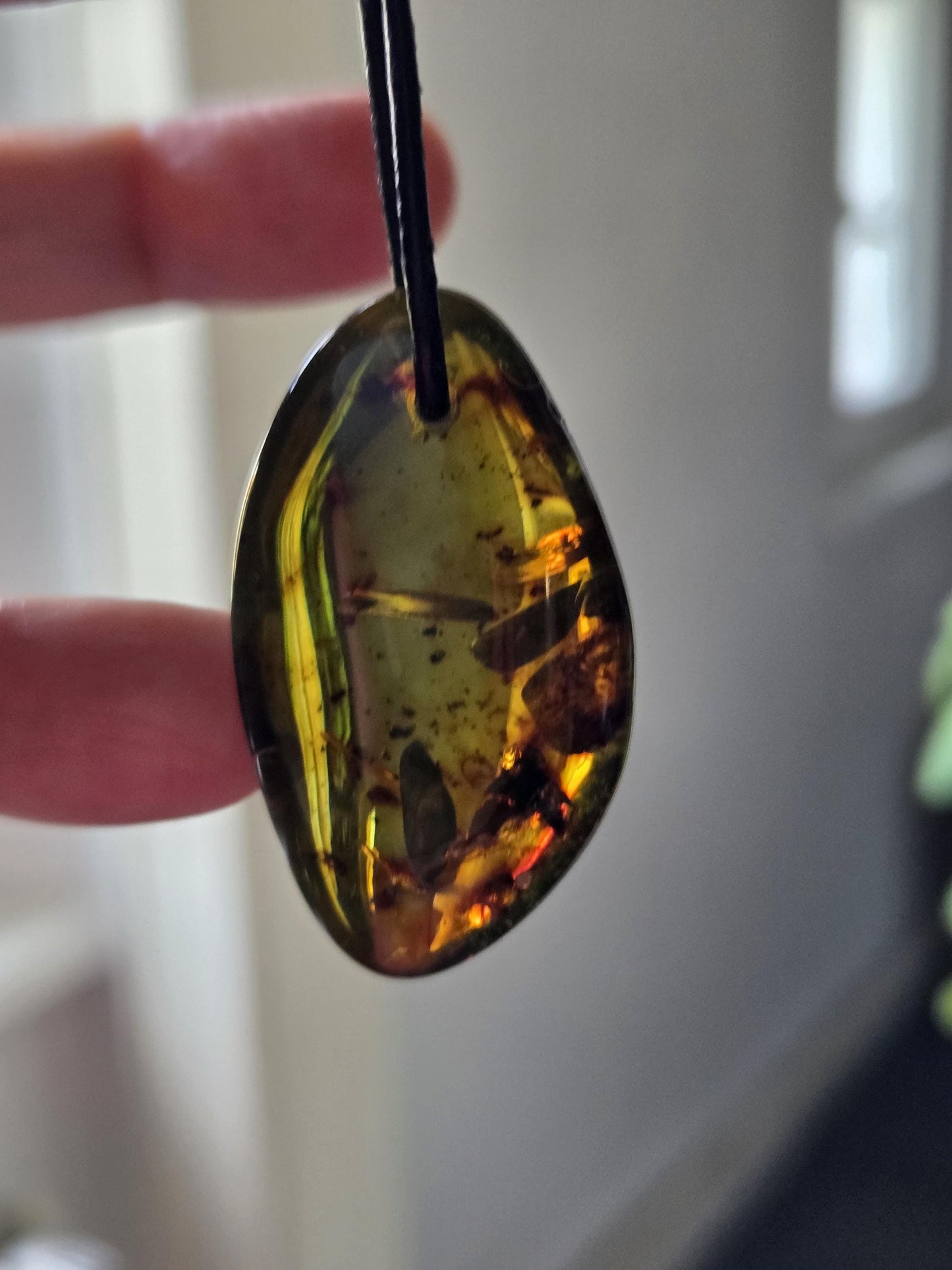 Großer baltischer Bernstein Anhänger, Amulett, Amber pendant, 42 x 25 x 12 mm, an verstellbarem Lederband, Inclusen