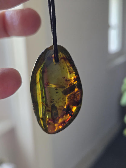 Großer baltischer Bernstein Anhänger, Amulett, Amber pendant, 42 x 25 x 12 mm, an verstellbarem Lederband, Inclusen