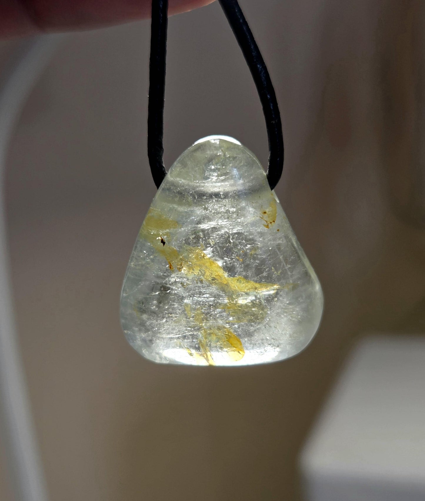 Topas weiß mit gold Anhänger, 26 x 23 x 14 mm, gebohrt, an verstellbarem Lederband
