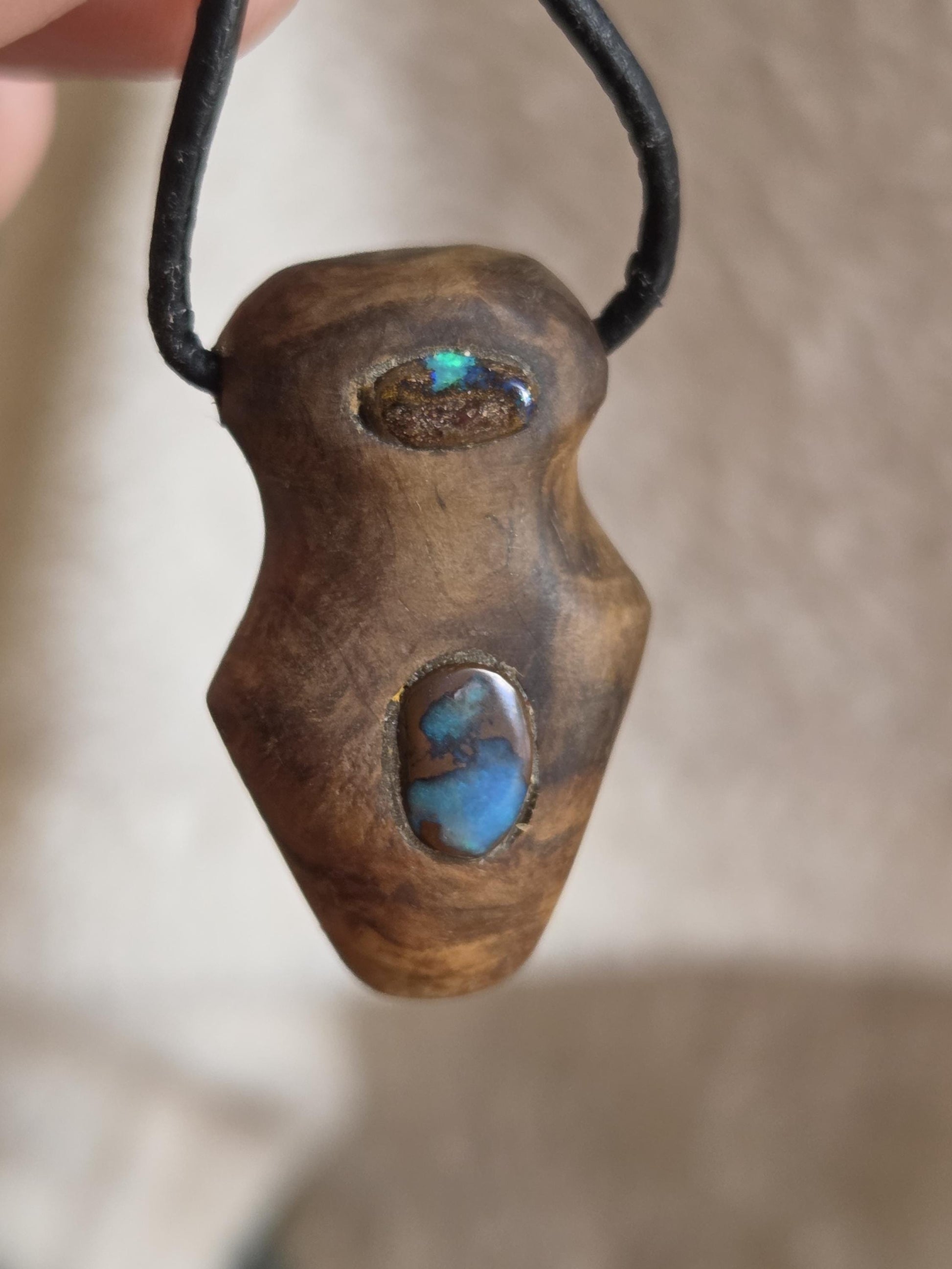 Magische Baumperle der Eiche mit Boulder Opal, Holz Anhänger, 31 x 21 x 13 mm, an verstellbarem Lederband Lieferung nur innerhalb Europas!