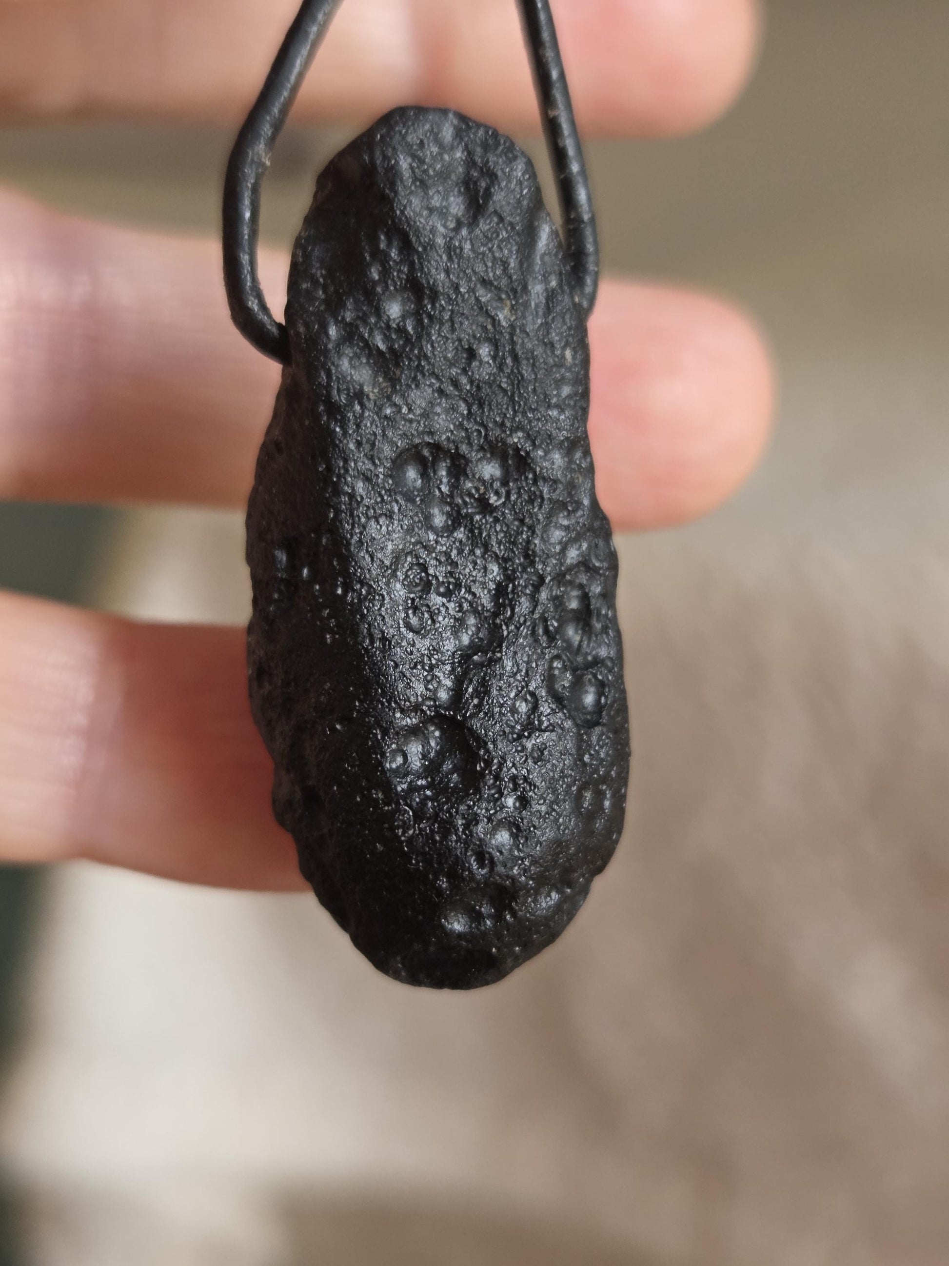 Tektit Indochinit schwarzer Moldavit Meteorit Tropfen großer Anhänger, 42 x 21 x 13 mm, gebohrt, an verstellbarem Lederband