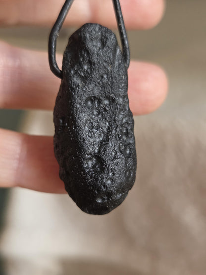 Tektit Indochinit schwarzer Moldavit Meteorit Tropfen großer Anhänger, 42 x 21 x 13 mm, gebohrt, an verstellbarem Lederband