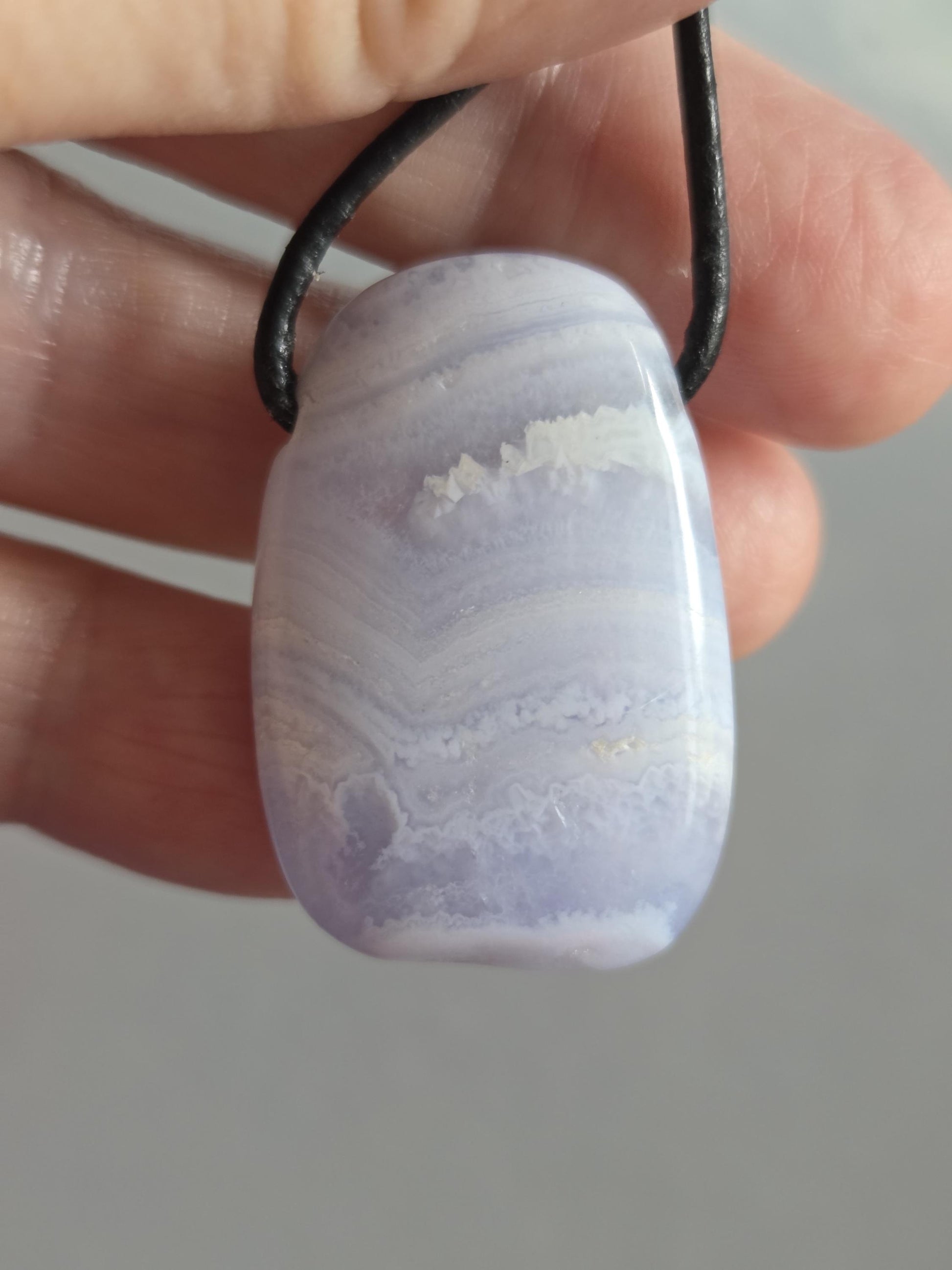 Chalcedon blau, Anhänger, 33 x 24 x 9 mm, gebohrt, an verstellbarem Lederband, Hals-Chakra, Stein für Schüler und Studenten