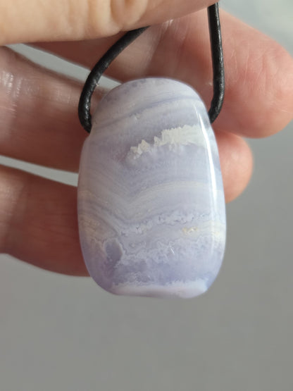 Chalcedon blau, Anhänger, 33 x 24 x 9 mm, gebohrt, an verstellbarem Lederband, Hals-Chakra, Stein für Schüler und Studenten
