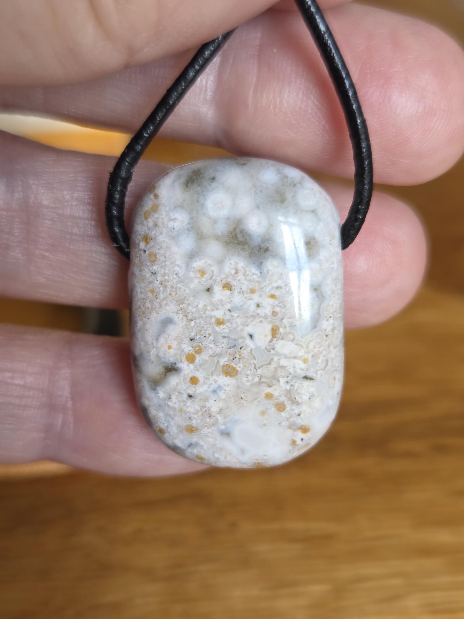 Ozean Jaspis, Ocean Jasper, Ozeanjaspis Anhänger, 30 x 23 x 9 mm, gebohrt, an verstellbarem Lederband