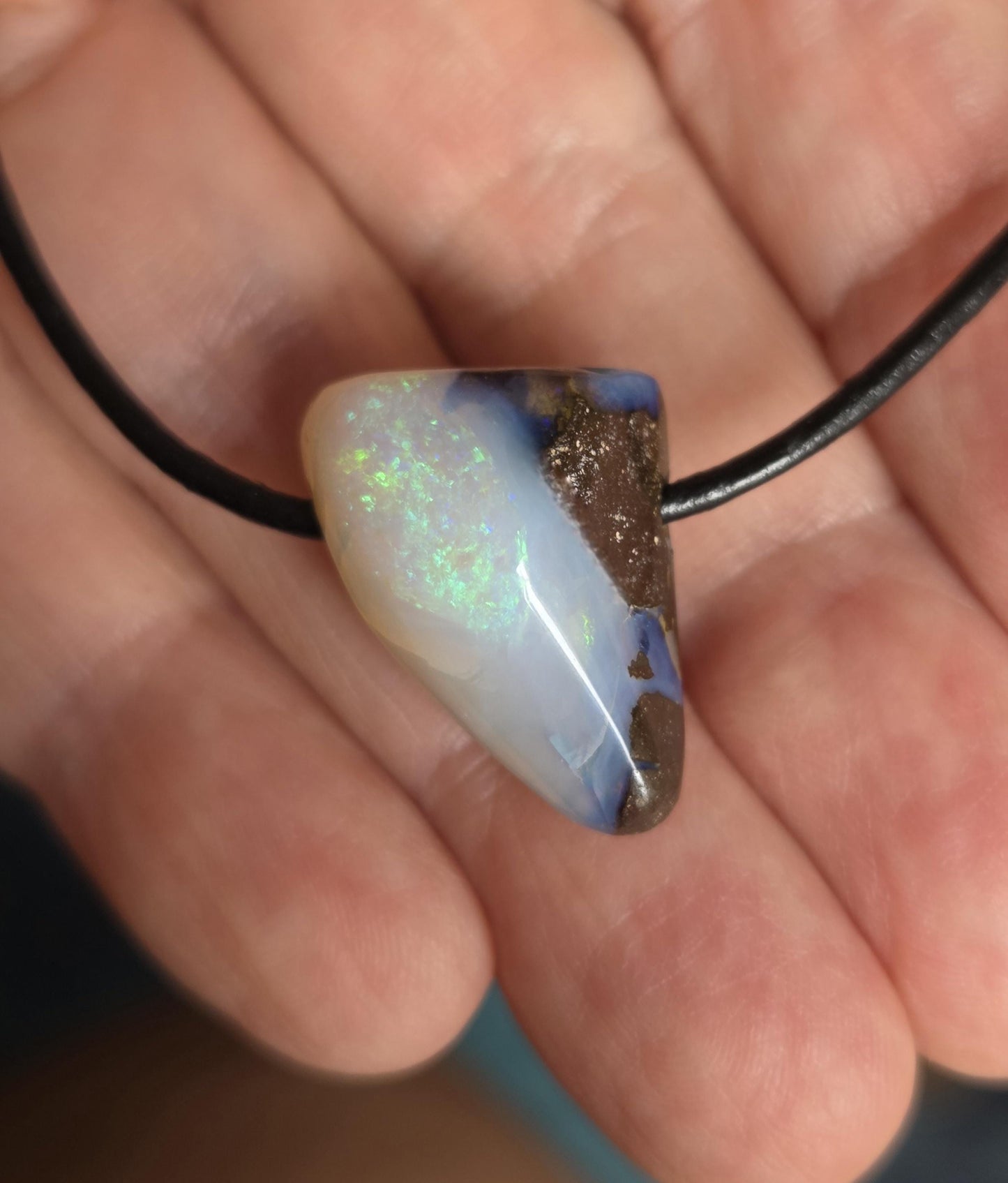 Kleiner Boulder Opal Lightning Ridge Kristall Opal white opal multicolor Opal Anhänger , gebohrt, an verstellbarem Lederband, 22x12x12 mm