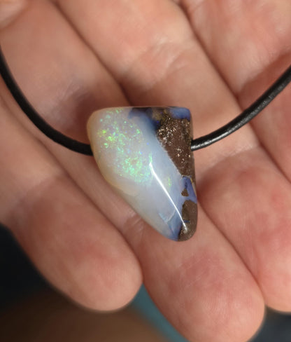 Kleiner Boulder Opal Lightning Ridge Kristall Opal white opal multicolor Opal Anhänger , gebohrt, an verstellbarem Lederband, 22x12x12 mm