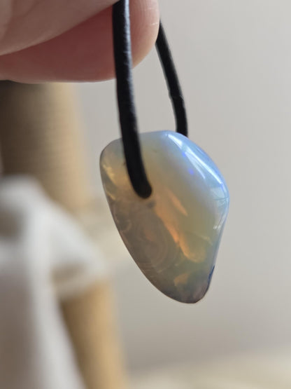 Kleiner Boulder Opal Lightning Ridge Kristall Opal white opal multicolor Opal Anhänger , gebohrt, an verstellbarem Lederband, 22x12x12 mm