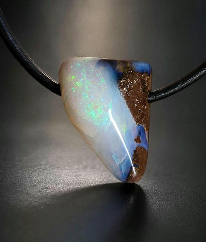 Kleiner Boulder Opal Lightning Ridge Kristall Opal white opal multicolor Opal Anhänger , gebohrt, an verstellbarem Lederband, 22x12x12 mm