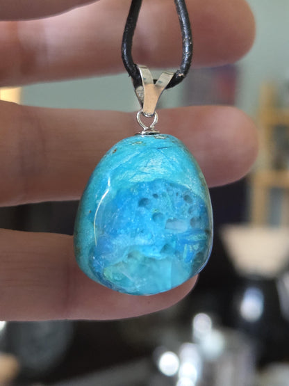 Traumhafter Atacama Opal aus Chile, Anhänger, 36 x 21 x 17 mm, an 925er Silberöse, an verstellbarem Lederband, Hals Chakra, Kommunikation